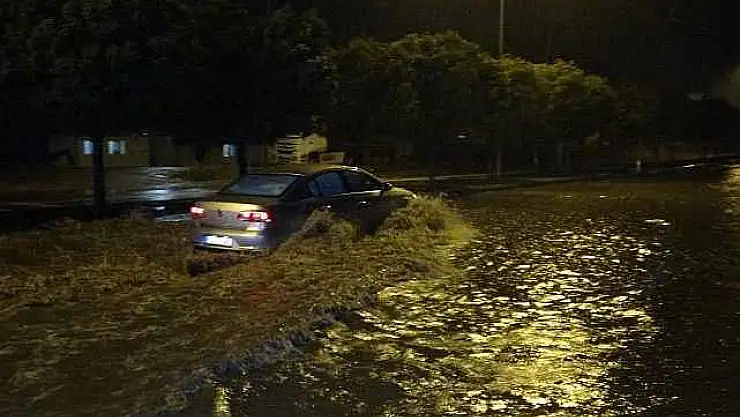 Şiddetli yağış Adıyaman'da etkili oldu: Cadde ve sokaklar göle döndü