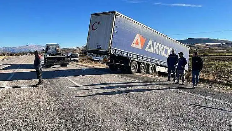 Gölbaşı'nda tır yoldan çıktı: 1 yaralı
