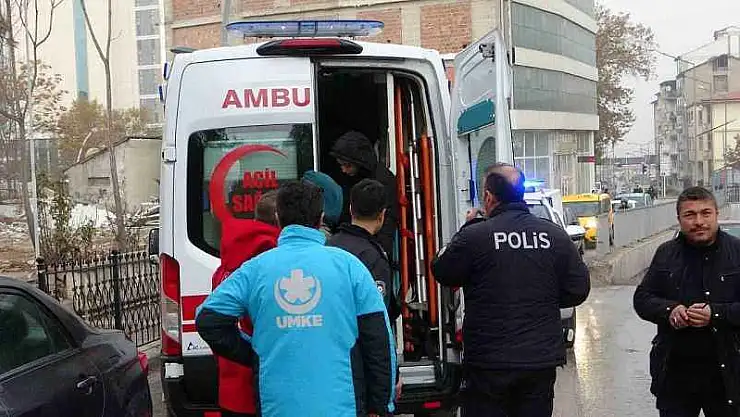 Ağır hasarlı binanın 6'ıncı katına çıkan genç polisi alarma geçirdi