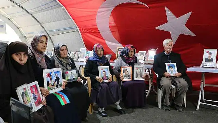 Annelerin evlat nöbeti kararlılıkla sürüyor