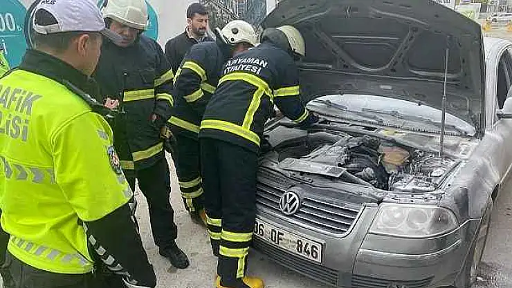 Seyir halindeki otomobil alev aldı
