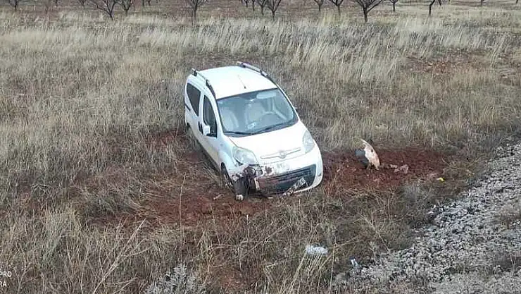 Hafif ticari araç şarampole uçtu 1 yaralı