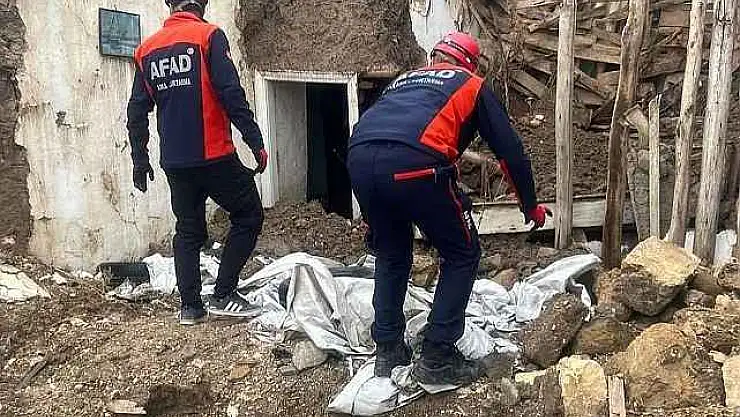 Adıyaman'da ağır hasarlı toprak ev çöktü