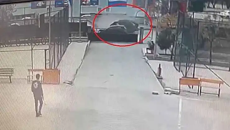 Diyarbakır'da okul önünde kaza, facianın eşiğinden dönüldü