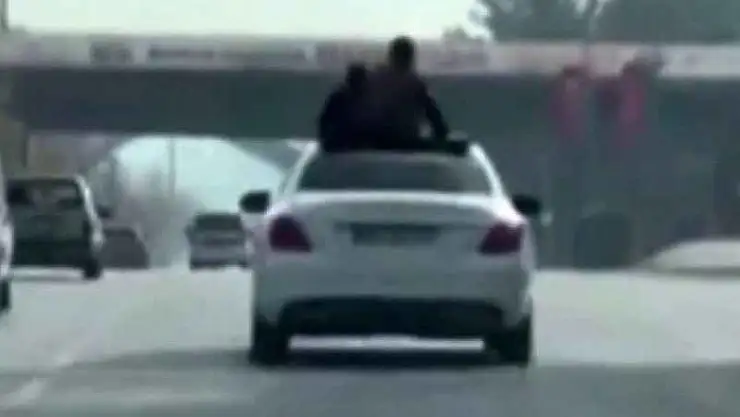 Üstü açık otomobilde tehlikeli yolculuk