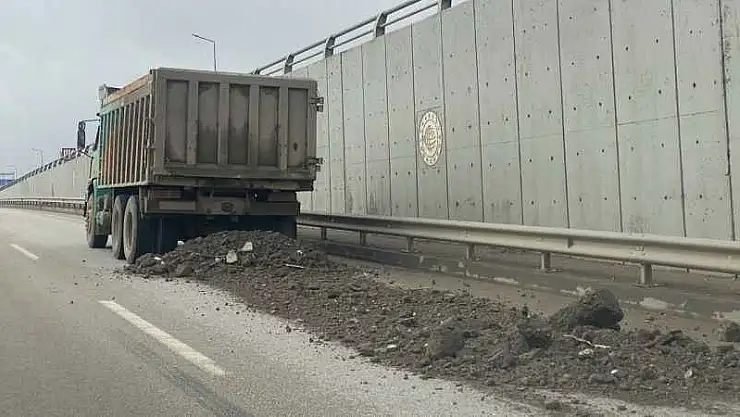 Kapak açılınca moloz karayoluna döküldü