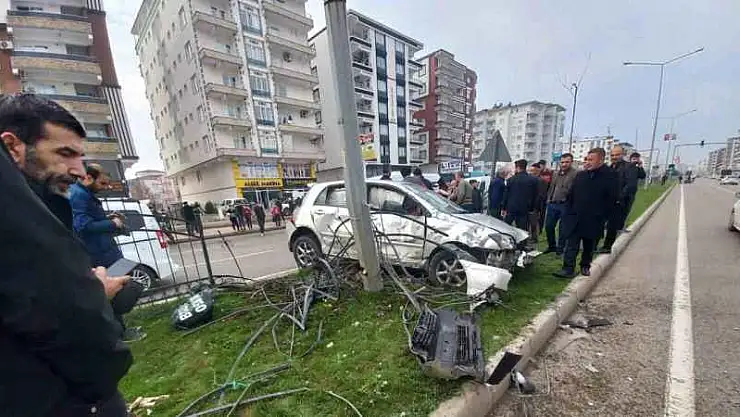 Batman'da kontrolden çıkan otomobil bariyeri aşıp direğe çarparak durdu: 1 yaralı