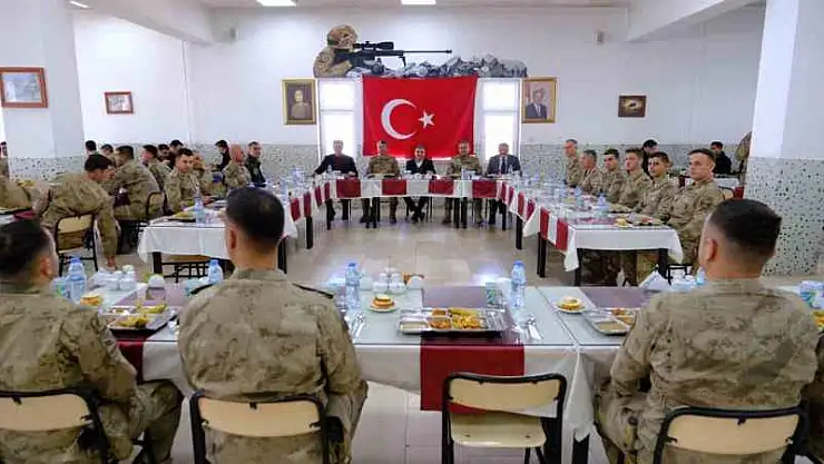 Şırnak Valisi Atay, Mehmetçik ile bir araya geldi