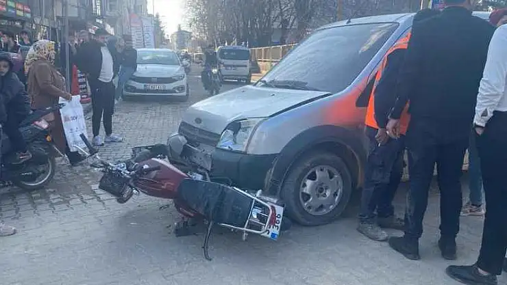 Akrobasi hareketlerde bulunan motosiklet hafif ticari araçla çarpıştı