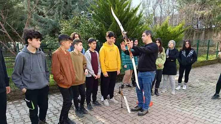 Siirt'te gezi spor aracı ve eğitmenler öğrencilerle buluşuyor