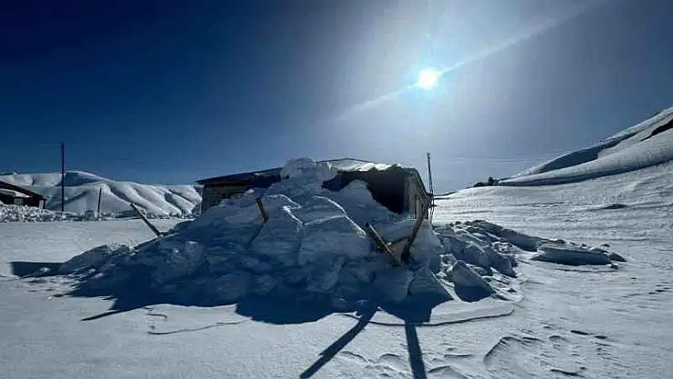 Şırnak'ta çatılar kara dayanamadı