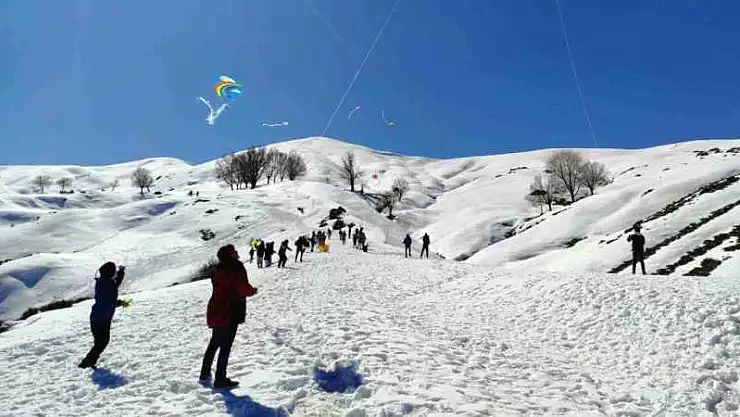 Batman'da vatandaşlar kar ve güneşin keyfini çıkarmak için Sultana Dağı'na akın etti