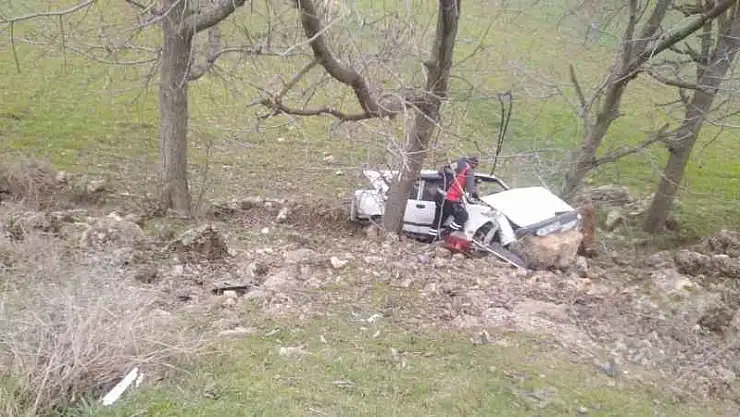 Mardin'de devrilen otomobildeki 2 kişi yaralandı