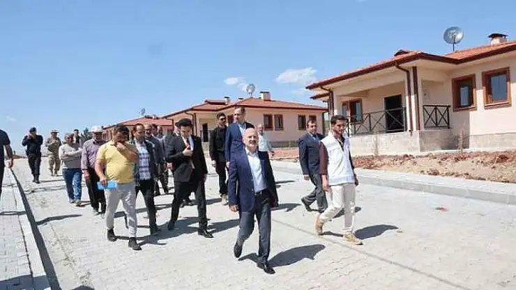 Vali Varol Çatalağaç'da köy evlerini inceledi