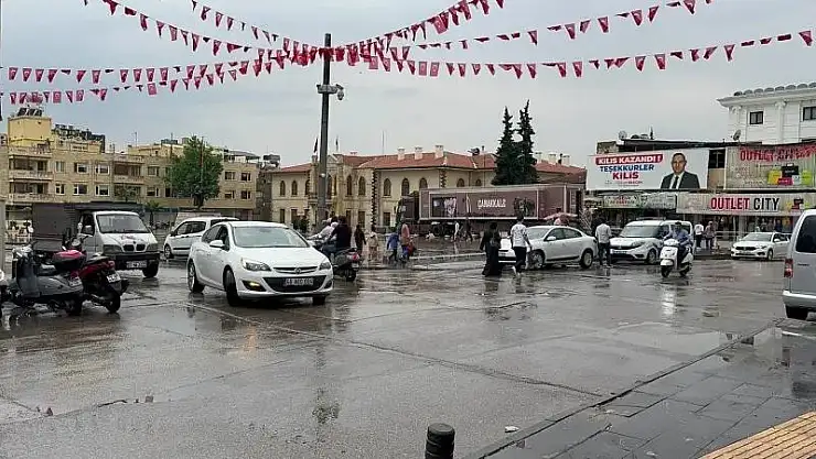 Sağanak yağış parkın istinat duvarının çökmesine neden oldu