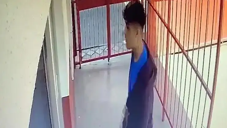 Okul müdürünü vuran öğrencinin liseye silahla geliş ve gidiş anı kamerada