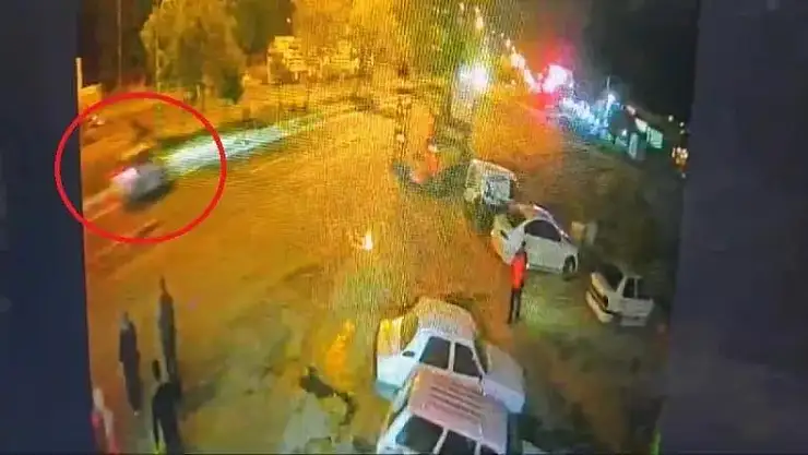 Diyarbakır'da yolun karşısına geçmek isteyen genç kıza otomobil böyle çarptı
