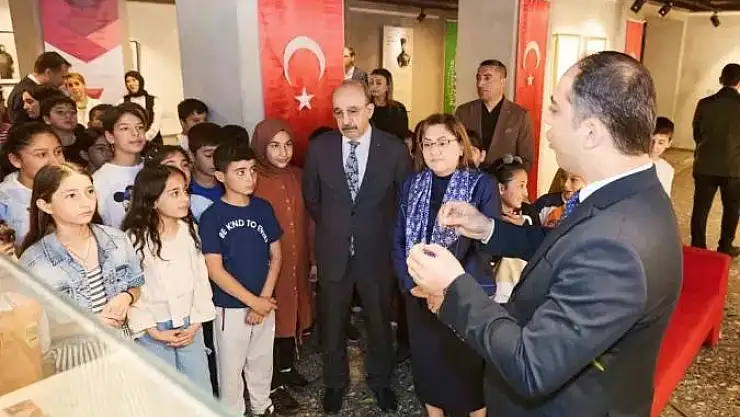 Şahin, çocuklarla Medine kahramanı Fahreddin Paşa'yı anlatan sergiyi gezdi
