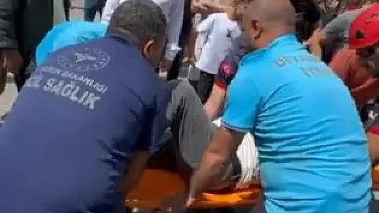Kazada otomobilde sıkışan şahıs itfaiye ekiplerince çıkartıldı
