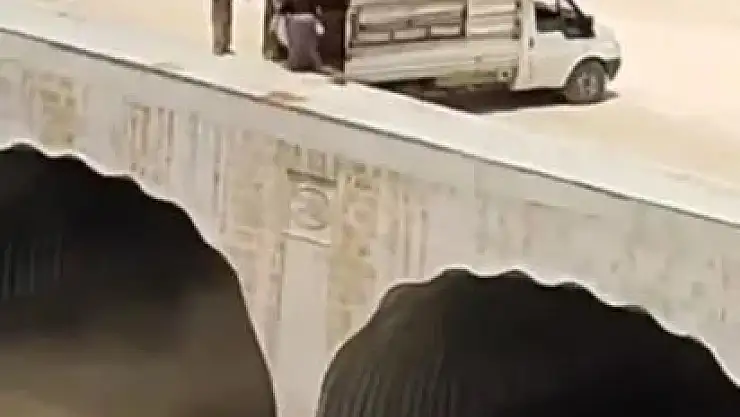 Kamyonetteki çöpleri dereye boşalttılar
