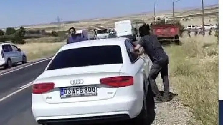 Mardin'de iki aile yolu kapatıp birbirine girdi
