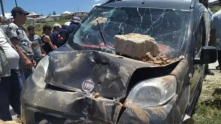 Yoldan çıkan araç taşlara çarptı : 3 yaralı