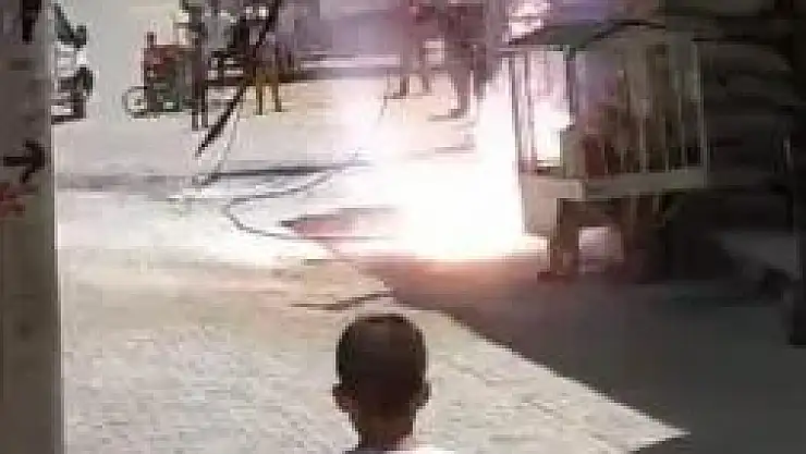Şanlıurfa'da elektrik kablosu dakikalarca patladı
