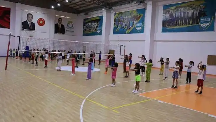 Haliliye'de çocuklar yaz tatilinde basketbol öğreniyor