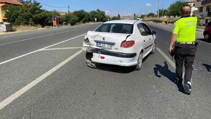 Hafif ticari araç ile otomobil çarpıştı: 1 yaralı
