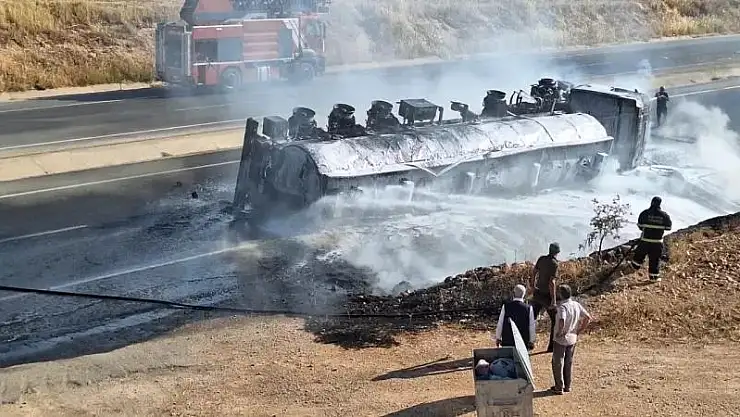Faciaya ramak kaldı: Akaryakıt yüklü tanker alev alev yandı
