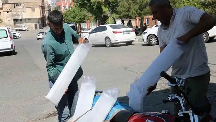 Şanlıurfa'da buz üreticileri talebe yetişemiyor

