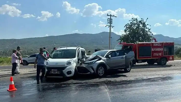 Aynı yöne giden 2 otomobil çarpıştı 6 yaralı