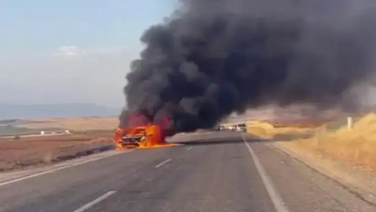 Adıyaman'da Seyir halindeki otomobil cayır cayır yandı