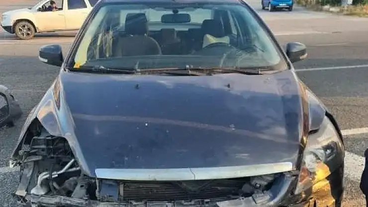 Otomobil ile motosiklet çarpıştı: 2 yaralı
