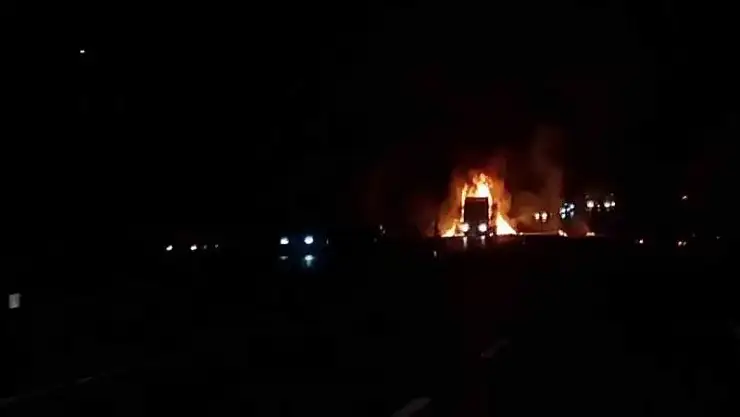 Seyir halindeki tır alev alev yandı