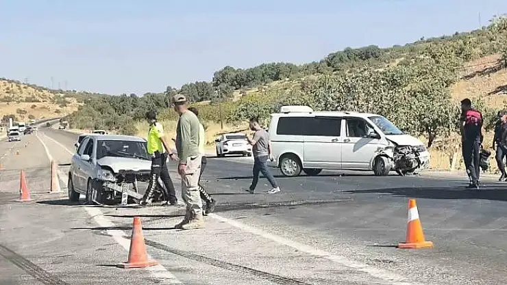 Otomobil ile minibüs çarpıştı: 3 yaralı