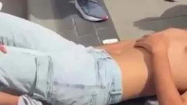 Cuma namazı kıldığı esnada kalçasından bıçaklandı