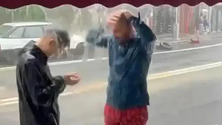 Rize'de sıcaktan bunalan gençler yağmur altında duş aldı