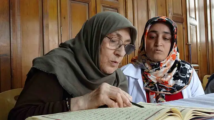 75 yaşındaki Fatma teyzenin Kur'an-ı Kerim öğrenme azmi