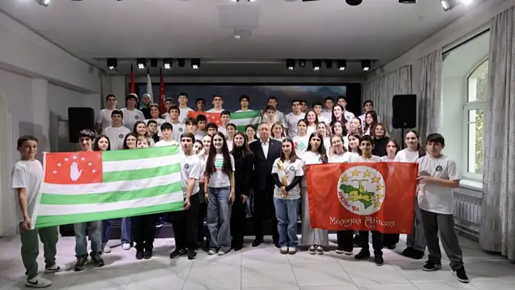 Abhazya'lı Öğrenciler St. Petersburg Valisi ile Buluştu