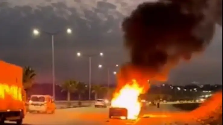 Adana'da seyir halindeki otomobil alev alev yandı