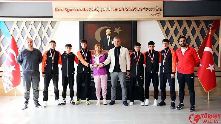 Adil Sani Konukoğlu Spor lisesi atletizm erkek takımı Türkiye üçüncüsü oldu