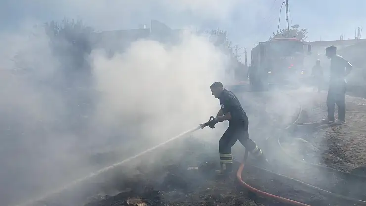 Adıyaman Belediyesi Kömür'deki yangına 25 araçla müdahale etti
