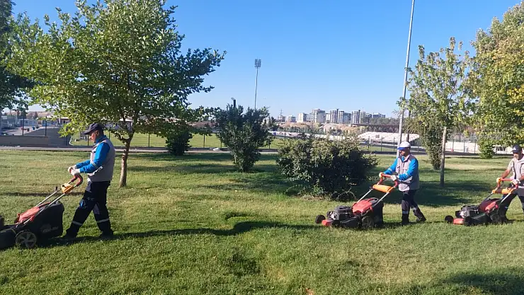 Adıyaman Belediyesi Park ve Bahçe bakımlarına devam ediyor