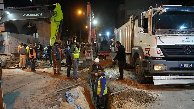 Adıyaman çarşı merkezinde altyapı çalışmaları gece boyunca devam ediyor