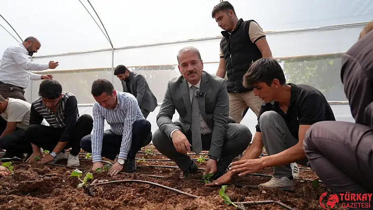 Adıyaman'da 500 metrekarelik uygulama serası açıldı