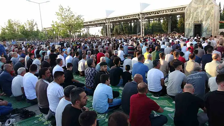 Adıyaman'da binlerce kişi bayram namazı için saf tuttu
