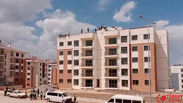 Adıyaman'da deprem konutları şantiyesinde işçi eylemi: 'Üç aydır ücret alamıyoruz'