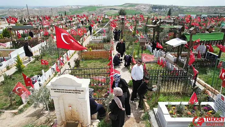 Adıyaman'da deprem şehitliğine bayram ziyareti