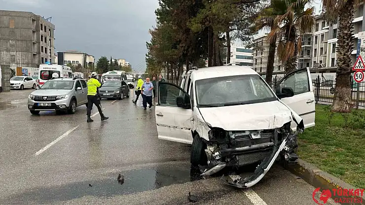 Adıyaman'da hafif ticari araç ile otomobil çarpıştı: 7 yaralı